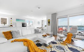 Brise- direkt am Wasser, Hafenblick, Fahrstuhl, Sauna, ueberdachter Balkon